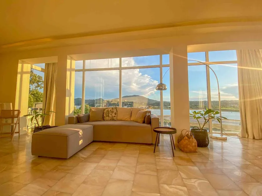 Views on Views-Stylish Penthouse, Sea & Lake view - Image 1