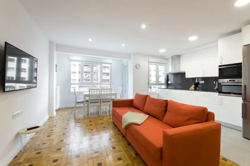 New apartment 5 minutes from downtown with free garage - Image 1