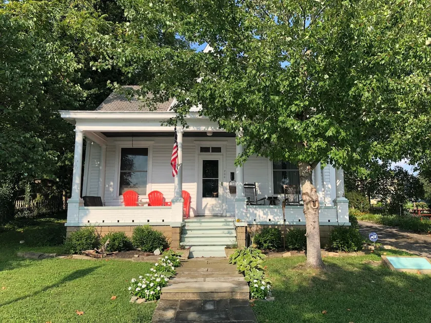 Grant Cottage, historic & charming Ohio River home - Image 1