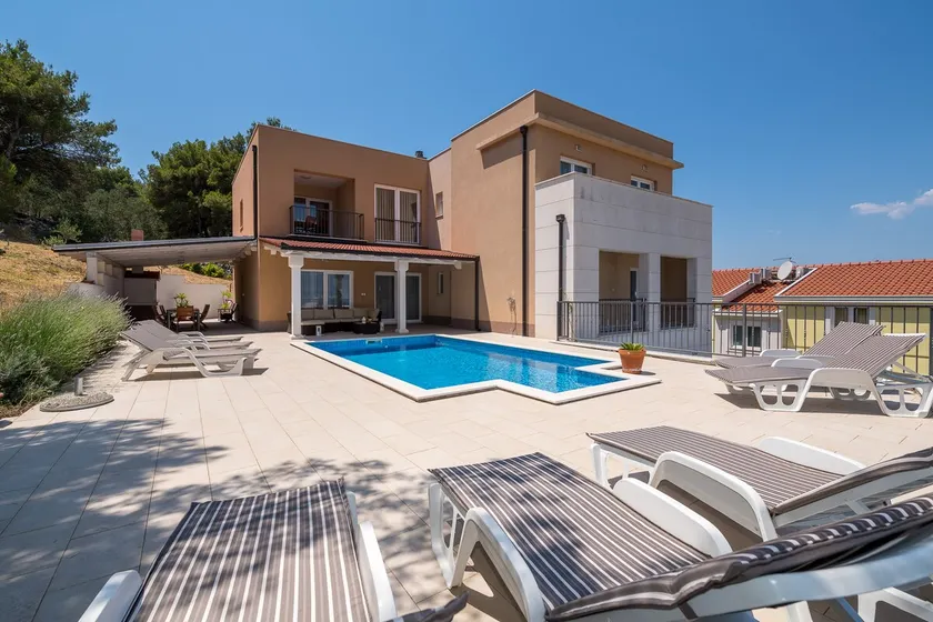 Luxury and modern Villa with a swimming pool - Image 1