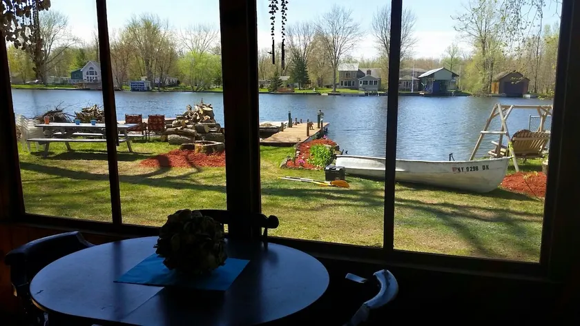 Waterfront Cottage with 2 docks - Image 1