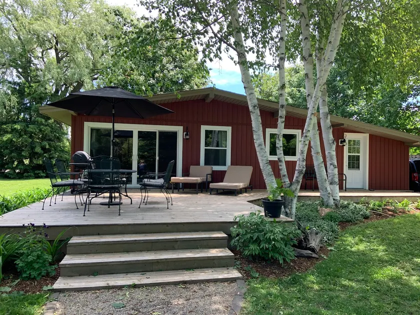 4 bedroom lakefront 5 minutes north of Grand Bend - Image 1