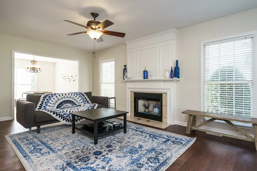 2 Story 2000sqf House! Spacious, Clean, Modern! - Image 1