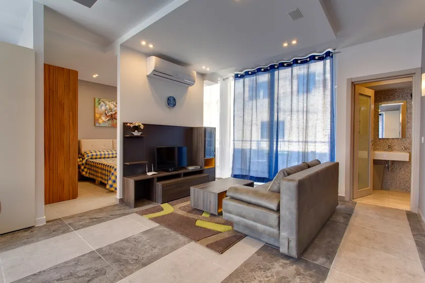 Modern Clean 1BR Apt ★ 1 Min to Promenade & Center - Image 1