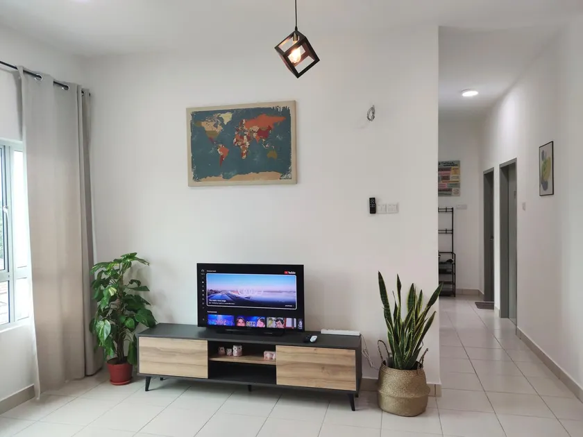 Midtown Comfort Apt: Free Netflix, WiFi & Parking - Image 1