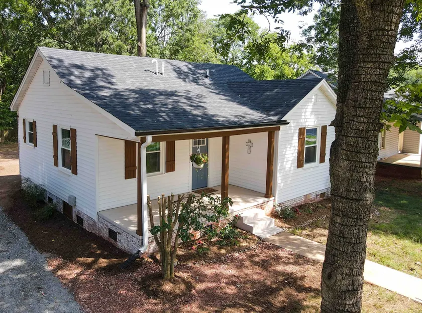 Comfy vintage cottage in beautiful small town--7mins from everything. - Image 1