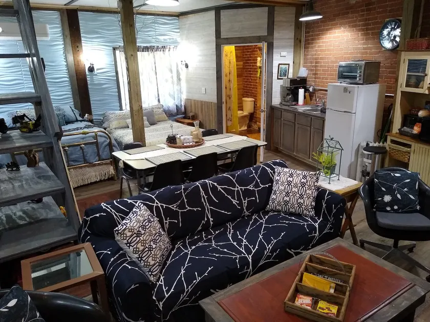 1st Flr Studio Apt Sleeps 12 in Historic Feed Mill - Image 1