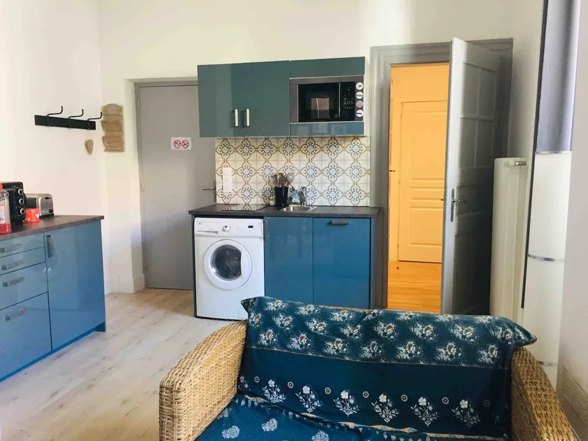 Charming refurbished 2 bedroom apartment close to the city center. - Image 1
