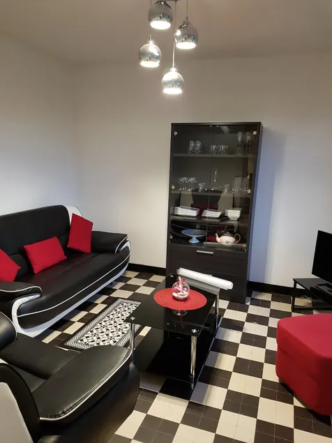 50 m² house with small fenced garden - Image 1