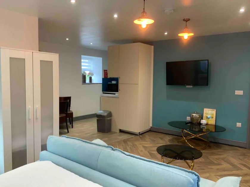 Dandy Lodge - Image 1