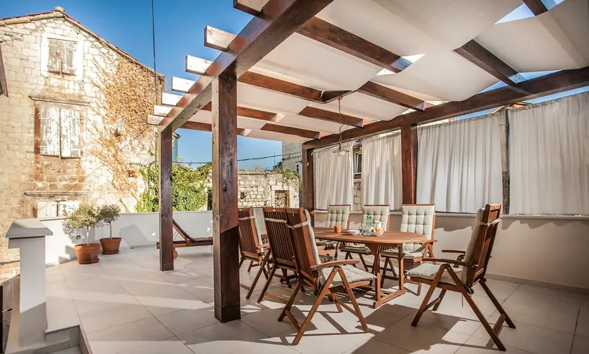 Tinel Longo, holiday home for up to 8, city center, BBQ, terrace - Image 1