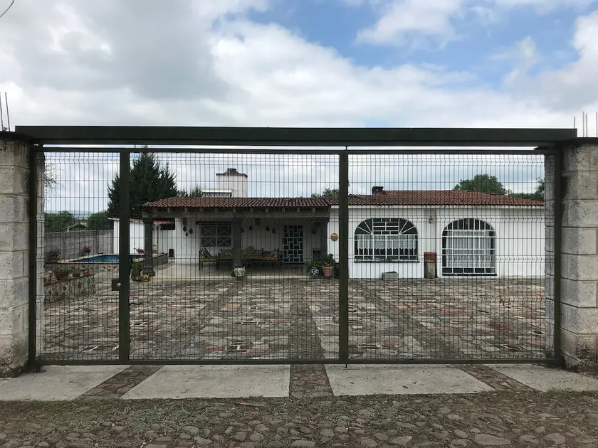 Quiet and spacious house near Bernal - Image 1