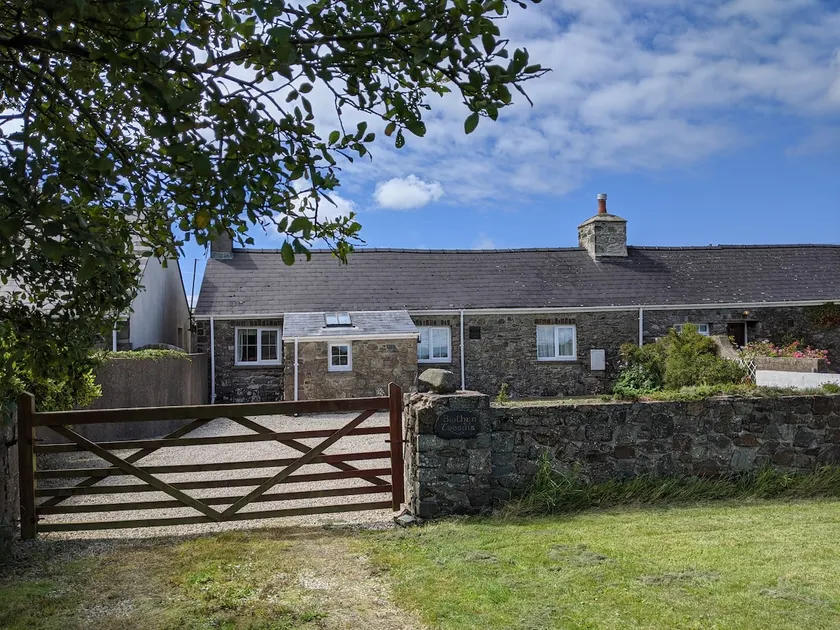 Cottage with games room (near Solva & St.David's) - Image 1