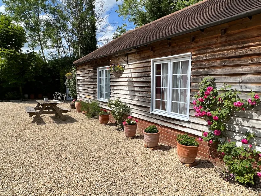 Enchanting, Stylish Country Garden Cottage - Image 1