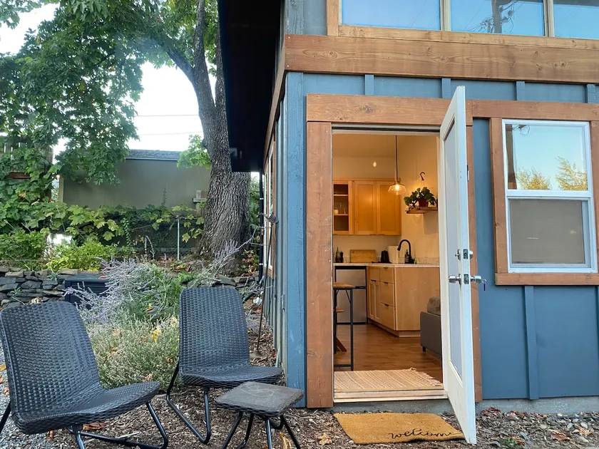 Heart of Downtown•HotTub•BBQ.Backyard•EV+Parking - Image 1