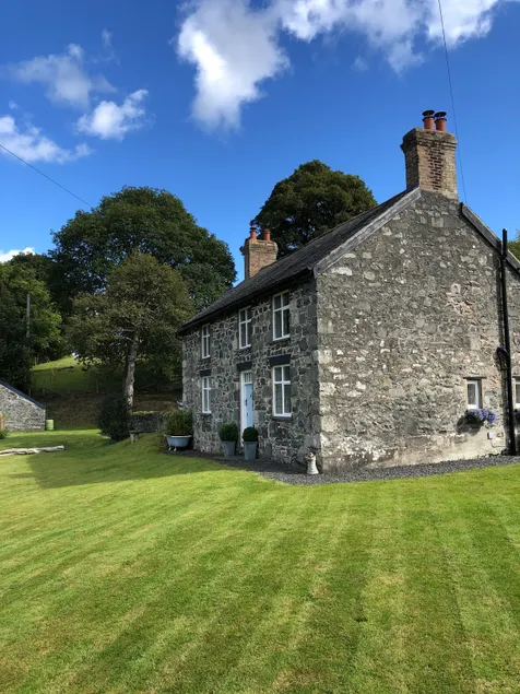 Delightful farmhouse within the Tanat valley - Image 1