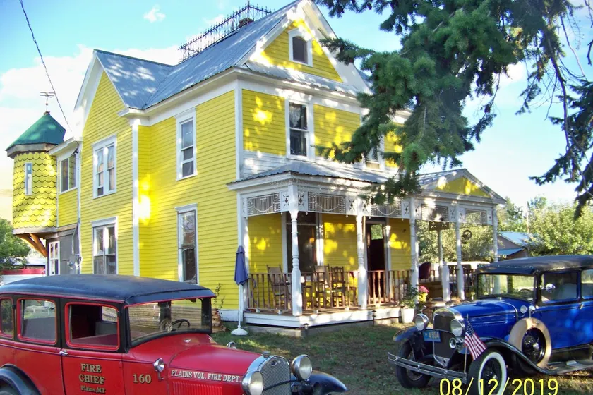 J&J Historic Victorian Home, All 4 Bedrooms - Image 1