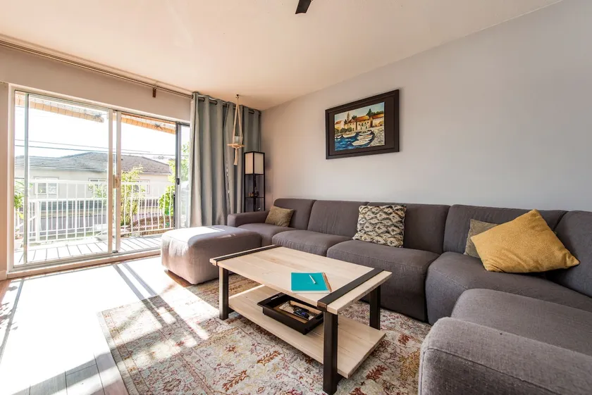 Fraser Street bright and cheery condo (licensed) - Image 1