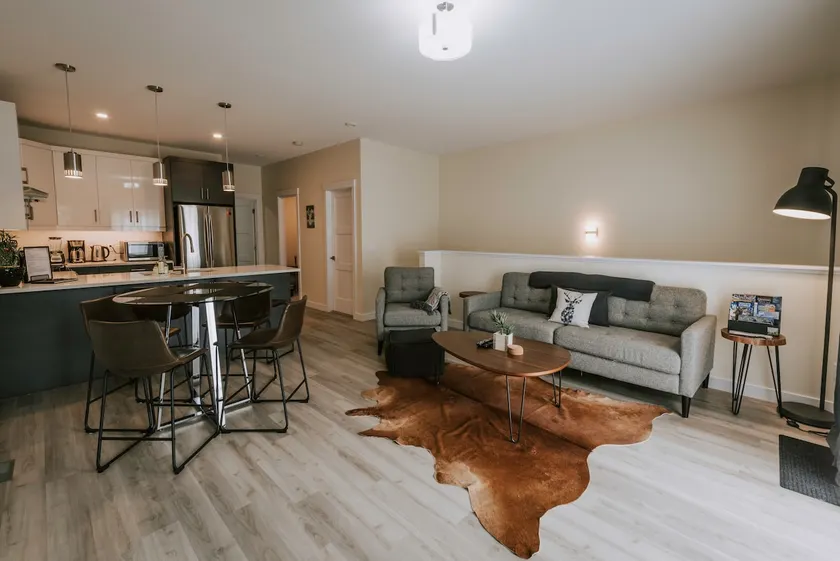 Gorgeous south facing 3BDR townhome! - Image 1