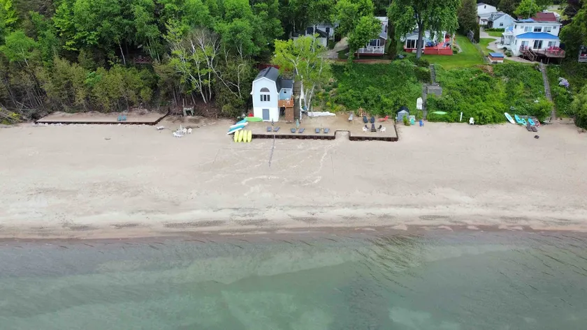 3 Lakehouses Package Deal RARE LAKEFRONT PROPERTY! - Image 1
