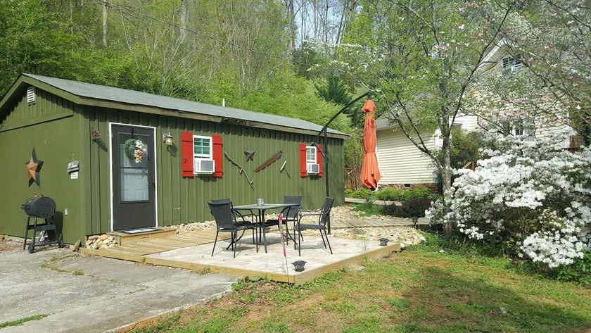 US 129 The Dragonfly Cottage ~ Keyless entry! - Image 1