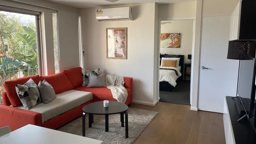 Relax in trendy Glebe with own car spot - Image 1
