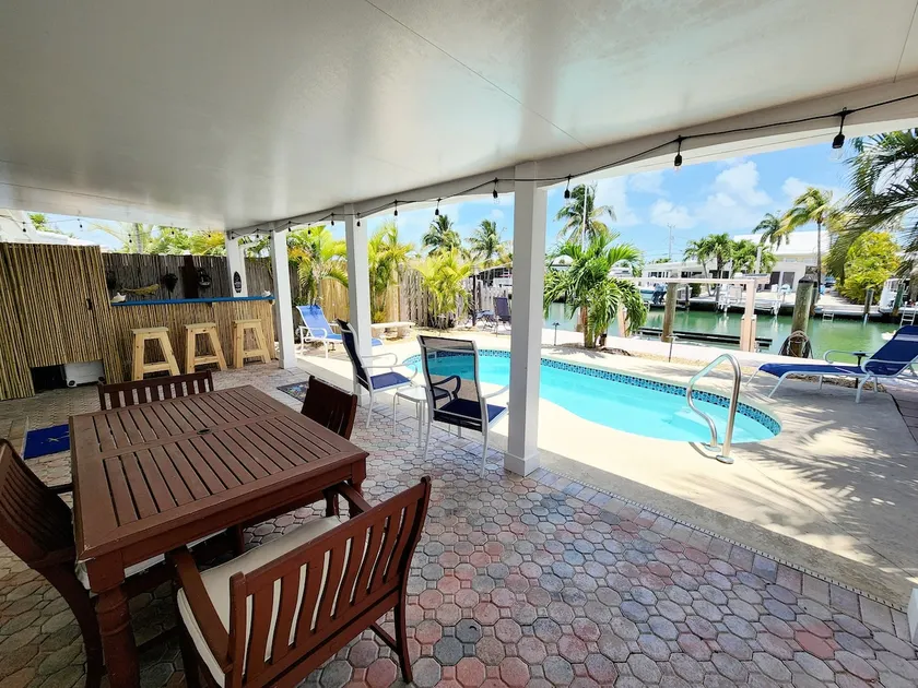 Sunshine Escape! 2/2 with pool & 10,000lb lift - Image 1