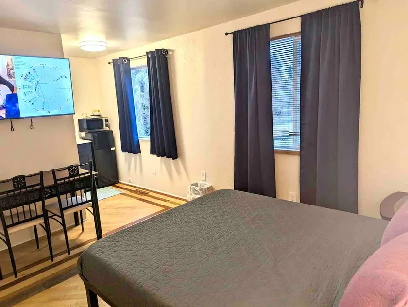 The Cat7: Guest Suite II - Image 1
