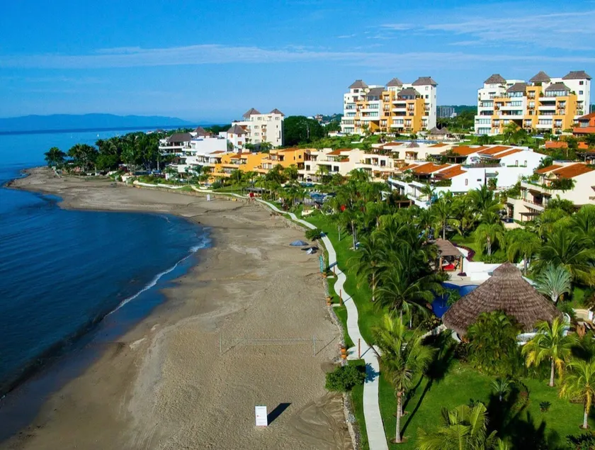 Luxurious oceanfront apartment with 8 pools - Image 1