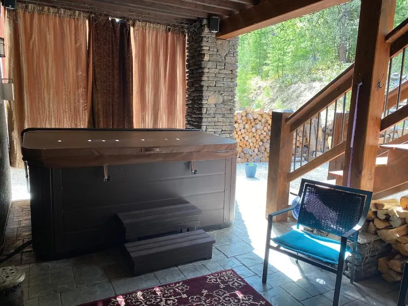 Logues Lodge Kimberley Chalet @ Ski Hill & across from Trickle Creek Golf Course - Image 1