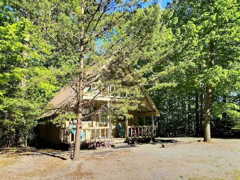 Cozy 2BR Cabin Forest View + Trails, Cave Run Lake - Image 1