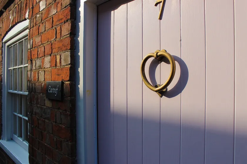 Gorgeous Listed Cottage in the Heart of Farnham - Image 1