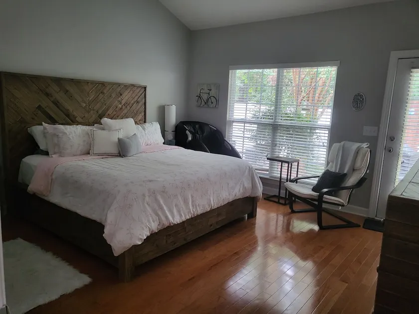 Comfortable convenient quaint - Image 1