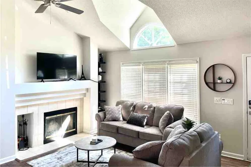 Cheerful 3-bedroom home with indoor fireplace - Image 1