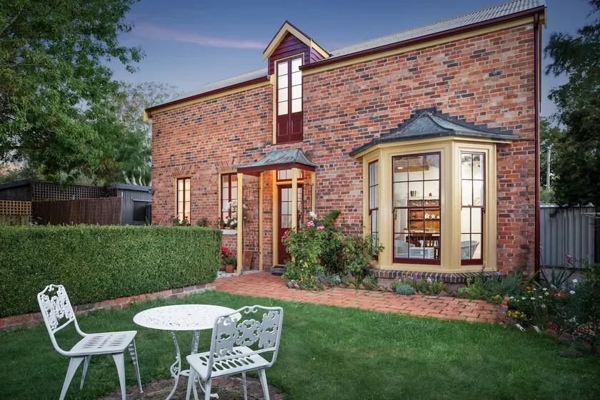Newly renovated cottage in the heart of Evandale. - Image 1
