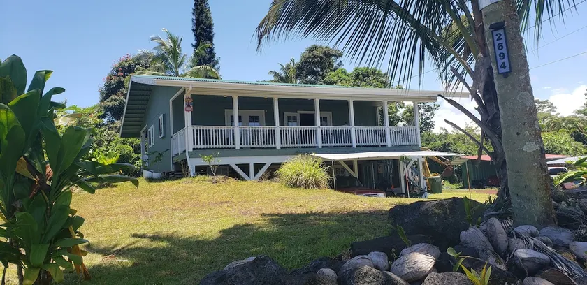 Pahoa: Upper Level w/ Lg lanai * Cool breezes* - Image 1