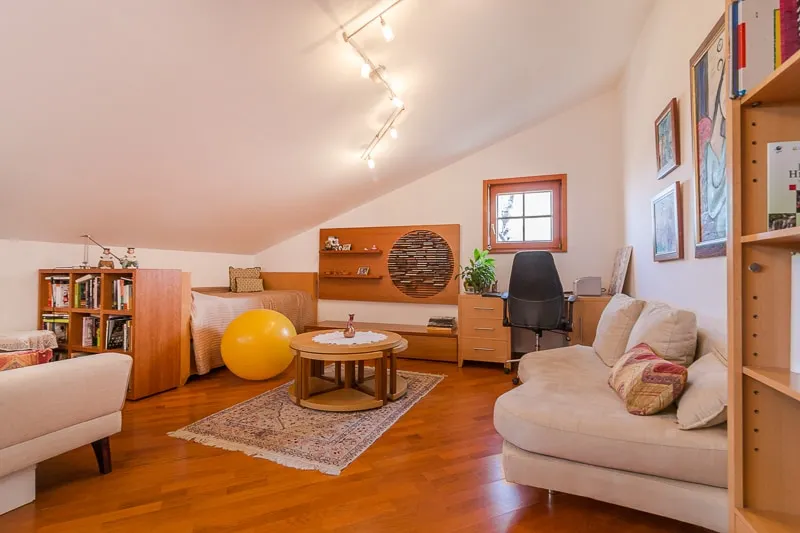 Entire upper floor, w/ bedroom, mezzanine and w/c - Image 1