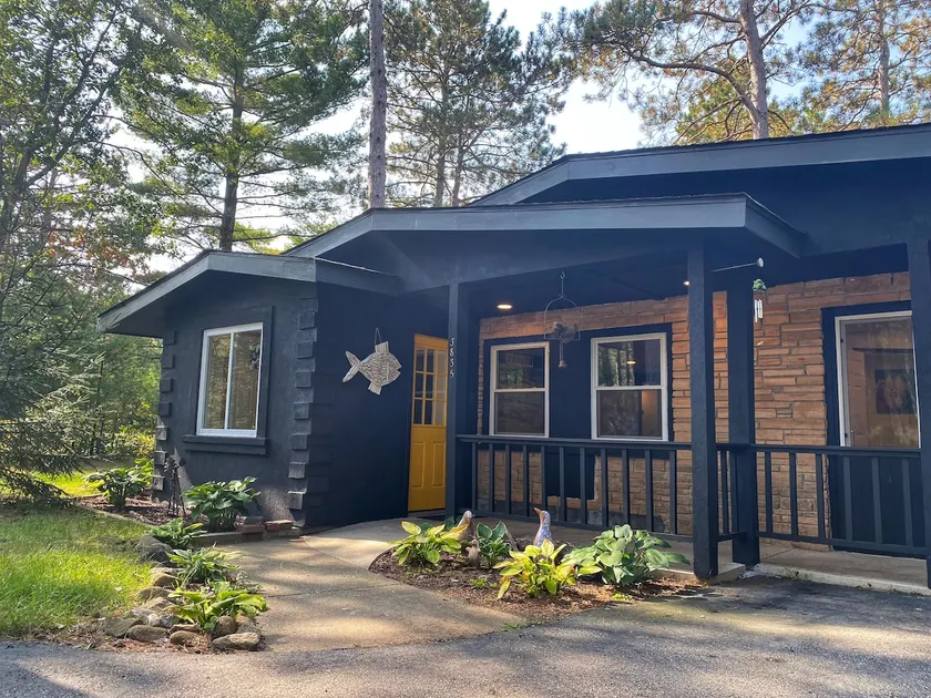 Dells Secret Cottage - Huge Private Yard, Minutes to downtown Wisconsin Dells - Image 1