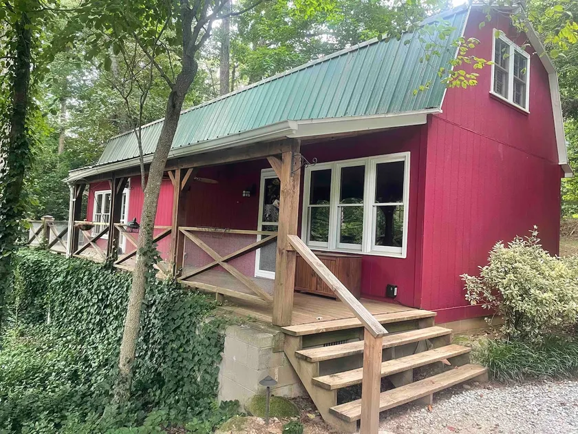 Country cabin overlooking pond near GWU - Image 1