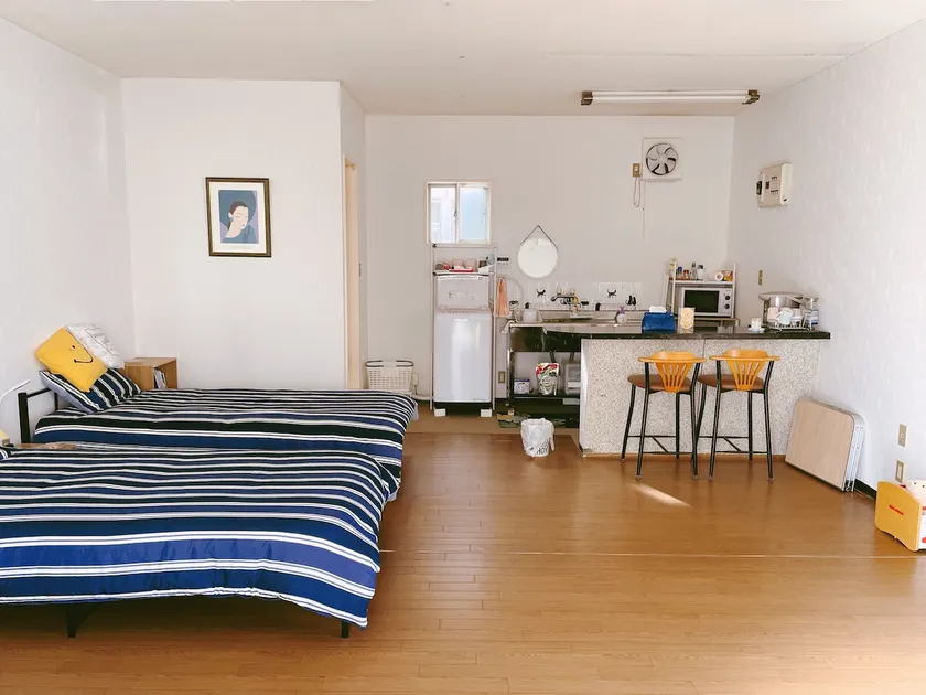 Simple room on the 1st floor, one parking space, 2-minute walk to the bus stop - Image 1