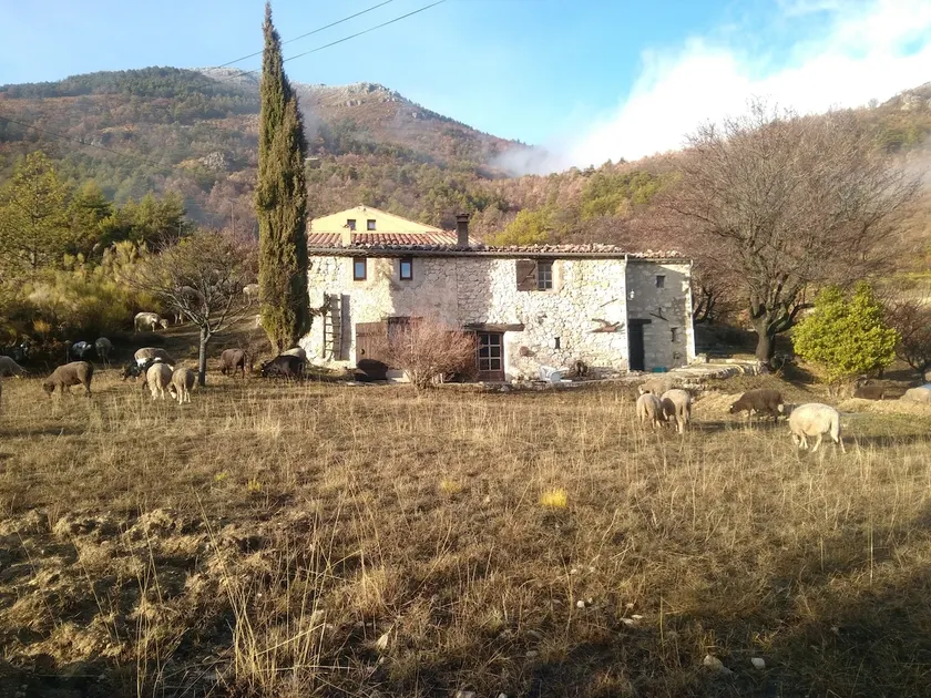 apartment in property in the heart of Verdon - Image 1