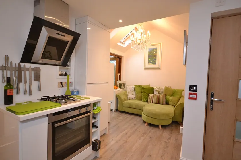 Central, courtyard garden apartment & dog friendly - Image 1