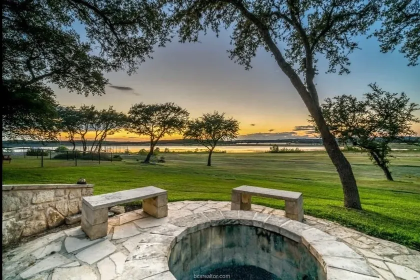 Parkview Retreat- Lake View • Fire Pit • Hot Tub - Image 1
