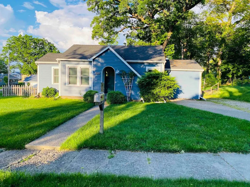 Quiet, cozy cottage, large fenced in yard w. deck - Image 1