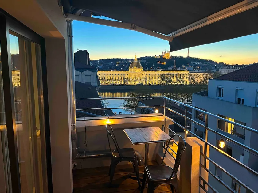 Terrace & view of Lyon/Fourvière – 2 bedrooms – Air-conditioned - Image 1
