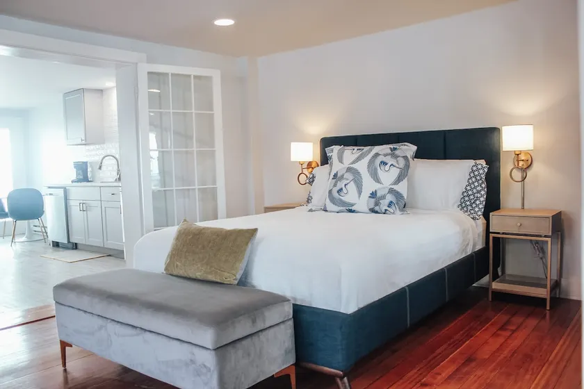 Modern Chic 1-BR Unit in the Cottages on James - Image 1