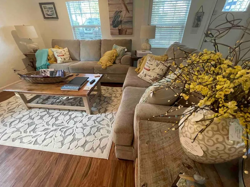 Cheerful 2-bedroom lake cottage close to shore - Image 1
