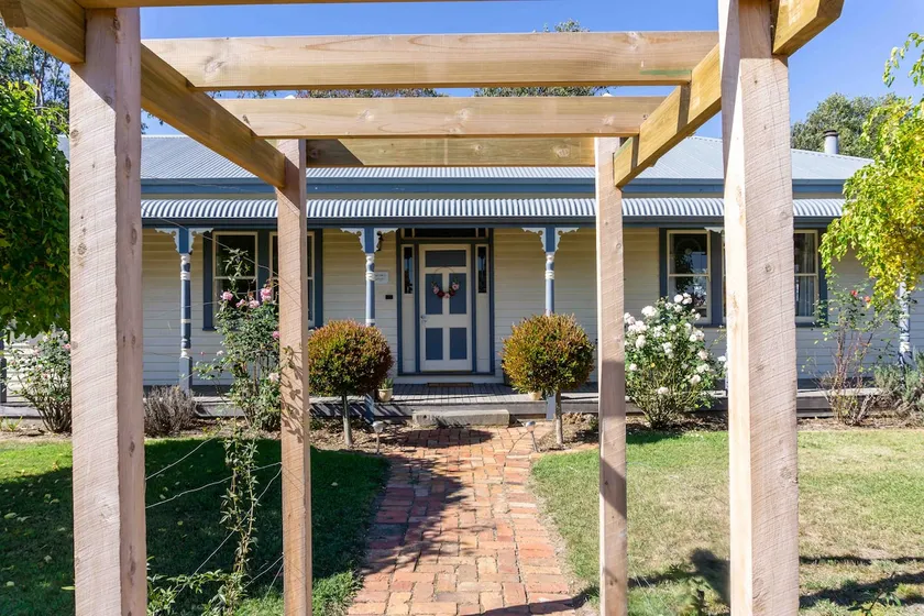 Pound Hill Cottage Miners Rest Ballarat - Image 1