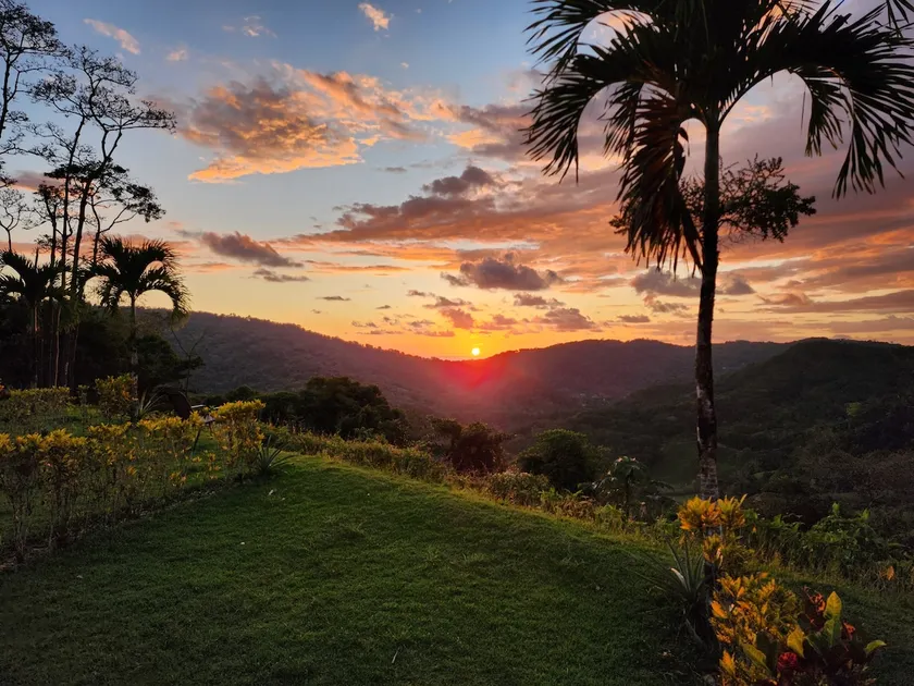 Lovely ocean view in the colorful cloud forest - Image 1