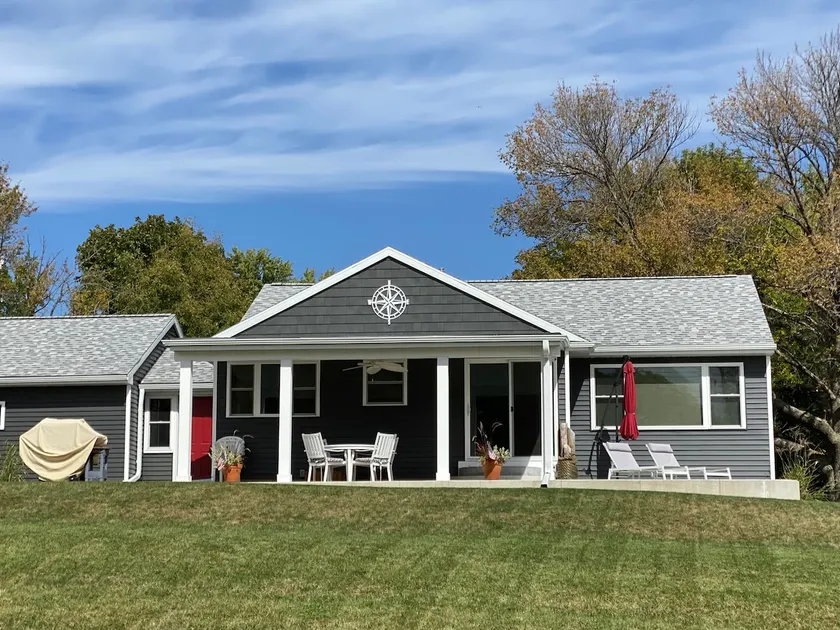 Lakeview Cottage with boat launch access in front. - Image 1